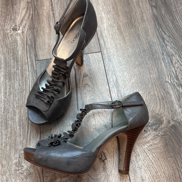 T-strap ruffle heels, size 7 - Picture 3 of 3